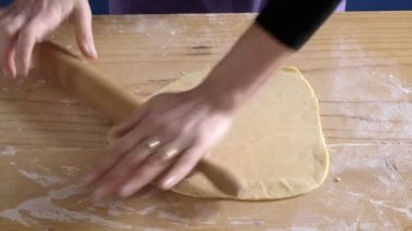 eller kadın ahşap oklava taze hamur geçen