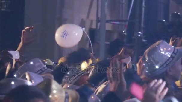 A multidão de concerto de Ano Novo de pessoas com chapéus com lantejas- Malta, 31 Dezembro, 2016 — Vídeo de Stock