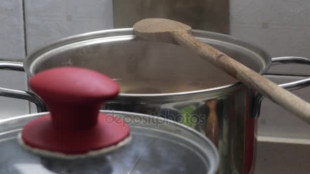 Суп кипит на плите на кухне — стоковое видео