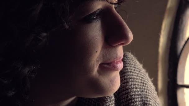 Depressive und verzweifelte junge Brünette weint — Stockvideo