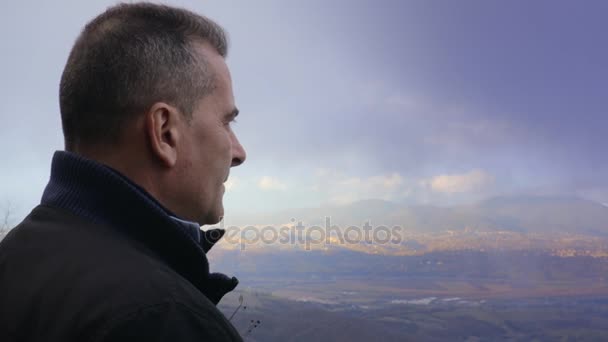 成熟した男が霧の日で地平線を観察 — ストック動画
