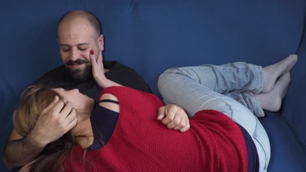 Tenderness between lovers on the couch: love, caresses and sweetness — Stock Video