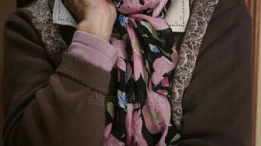 dalgın, eski sessiz büyükanne-kapalı