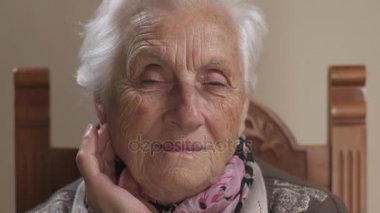 eski 80s gülümseyen kadın: sessiz ve huzurlu yaşlı kadın 