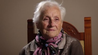 yaşlı kadının bakışları sessiz: sessiz yaşlı kadın portre 