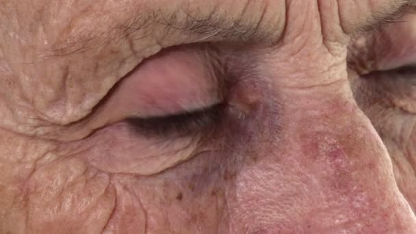 Close seup footage on very old woman 's eyes: sad elderly woman — Stok Video