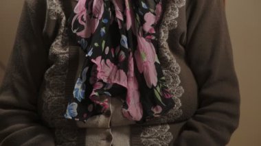 sessiz yaşlı kadın kamera arıyor: sessiz yaşlı kadın portre