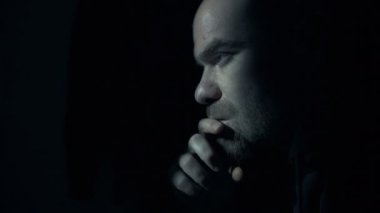 birisi casusluk karanlık gizemli adam üzerinde kapat