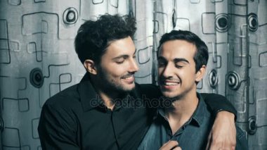 Gay çift gülümseyen ağızlarına bir öpücük değişimler