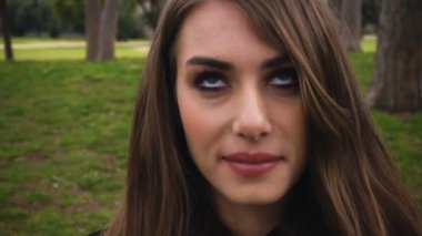 Kameraya bakarak şirin smailing kadın üzerinde kapat