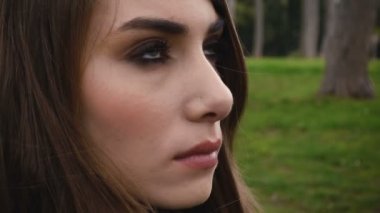 Onun mavi gözlerini - ağır çekim güzel genç kadın açar