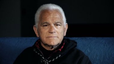  yaşlı adam üzgün ve depresyonda kapalı yakından portre