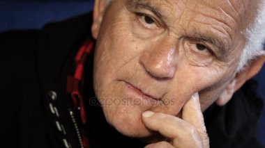 Üzgün, ciddi yaşlı adam portre portre: dalgın yaşlı adam kamera arıyorum 