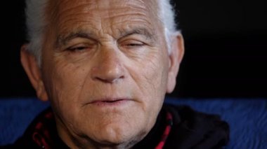 Üzgün ve umutsuz bir adam üzerinde yakın: yalnızlık, hüzün, yaşlılık