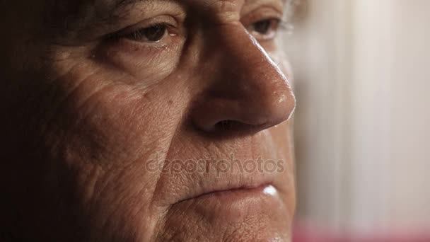 Aggódsz, szomorú öreg arc: közeli felvétel szomorú öreg nyugdíjas — Stock videók