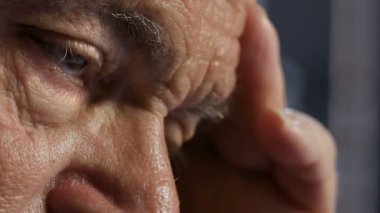 Dalgın ve hüzünlü adamın gözlerini. Yaşlı adamın gözünü kapat