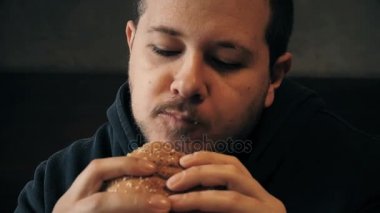 Hırslı bir burger kapmak aç bir adam üzerinde kapat