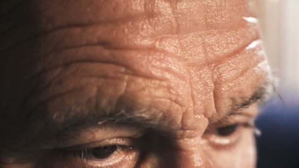 Close up on Old sad Man 's Eyes — стоковое видео