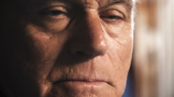 Töprengő, magányos öreg ember sötétben közelről portré szomorú nyugdíjas férfi portré — Stock videók
