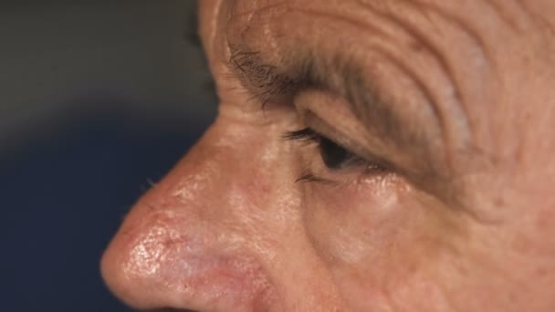 Fermer Portrait sur les yeux du vieil homme : Portrait de personnes âgées réfléchies — Video