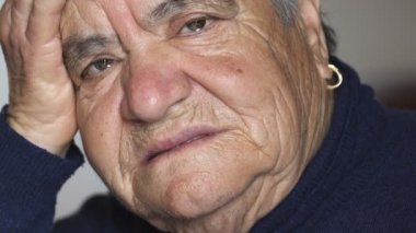 üzgün, depresif yaşlı kadın portre: üzgün yaşlı kadının yüzüne