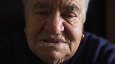 Üzgün yüz, bir yaşlı kadın yalnız ve depresyonda karanlıkta