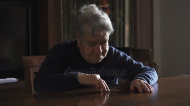 Ekonomik kriz: emekli yaşlı kadın masada sikke sayma