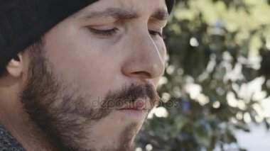 düşünceli adam sigara sigara, açık yakın çekim