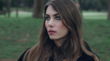 Güzel ve tehditkar kadın kamera, açık ciddi görünüyor