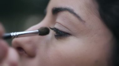 Fırça düzeltici güzel kadının yüzünde ile uygulama sanatçı makyaj, yakın çekim