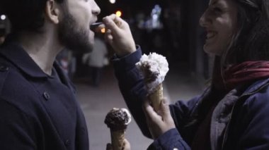 Kaç alışveriş-sabit cam sonra dondurma yemek aşk içinde gülümseyen