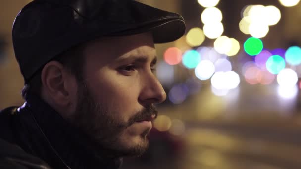 Szomorú és töprengő férfi profil, város éjszakai háttér — Stock videók