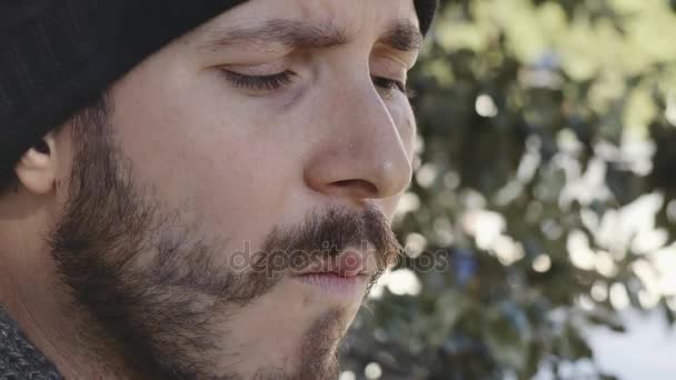 Detailní záběr na přemýšlivý muž kouří cigaretu, venkovní — Stock video