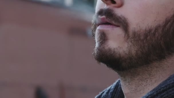 Detail okouzlující muž s vousy obrací na cigaretu — Stock video