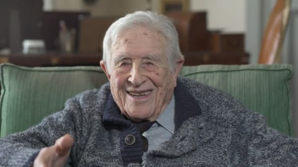 Ευτυχισμένος παλιά ο άνθρωπος Smiling και μιλώντας στην κάμερα — Αρχείο Βίντεο
