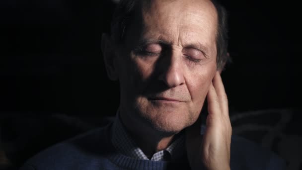 Üzgün yaşlı adam gözlerini açtığında, yakın çekim — Stok video