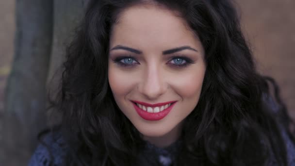 Aranyos szép nő mosolyog a kamera közelről — Stock videók