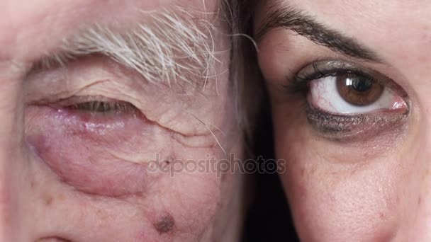Triest en depressief Old Man kijkt camera: trieste oude grootvader portret — Stockvideo