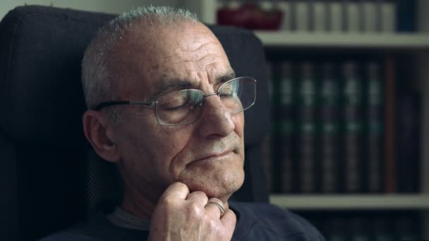 Грустный заботливый старик размышляет о своей жизни, крупным планом — стоковое видео
