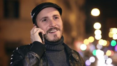 şehrin telefonda konuşan geceleri rahat sevimli adam