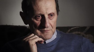 Düşünceli yaşlı adam portre: Üzgün, dalgın, depresif, 