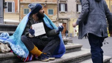 üzgün depresif evsiz soran para sokakta biri onu bir bozuk para verir