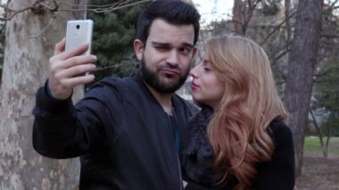 komik selfie parkta, kış zaman ayırdığınız mutlu güzel Çift