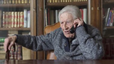 Cep telefonu evde yaşlı adam görüşmeler