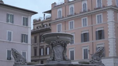 Evsiz bir antik çeşme merdivenlerde uyku portre sadaka alır