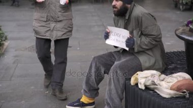 Evsiz sit Caddesi ve adam onu yiyecek ve kahve ile yardım