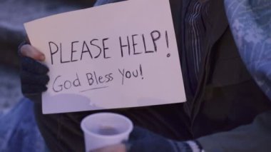  şehir merkezinde sokakta yalvarıyor evsiz dilenci