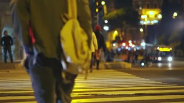 Evsiz bir adam gece Kolezyum altında sokak kesişimi