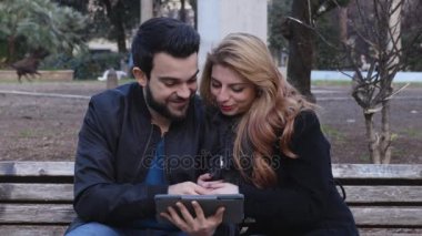 Mutlu çift tablete fotoğraflarına bakmaktan tezgah üzerinde gülümseyen, portresi
