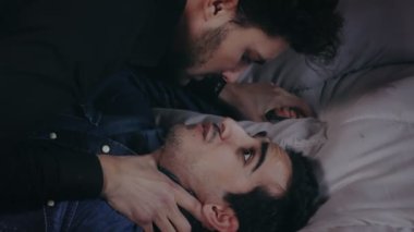 Tutkulu ve agresif öper bir eşcinsel çift arasındaki yakın çekim